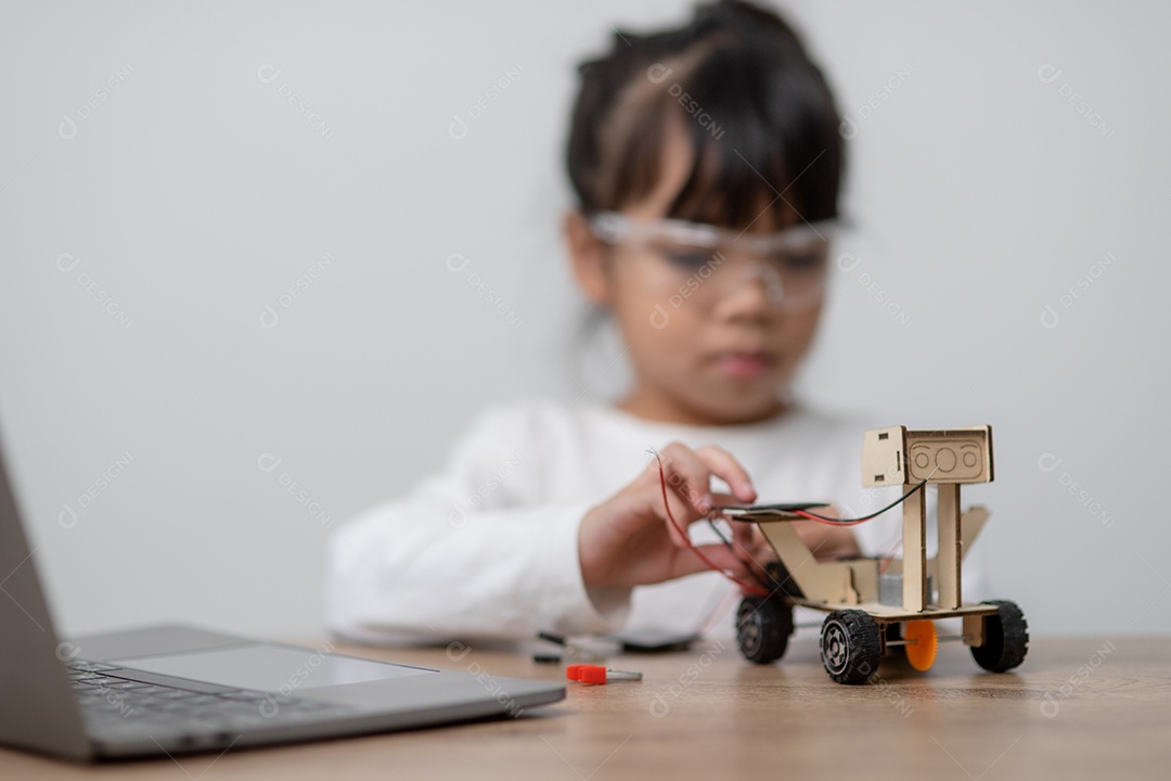 Estudantes da Ásia aprendem em casa a codificar carros robôs e eletrônicos