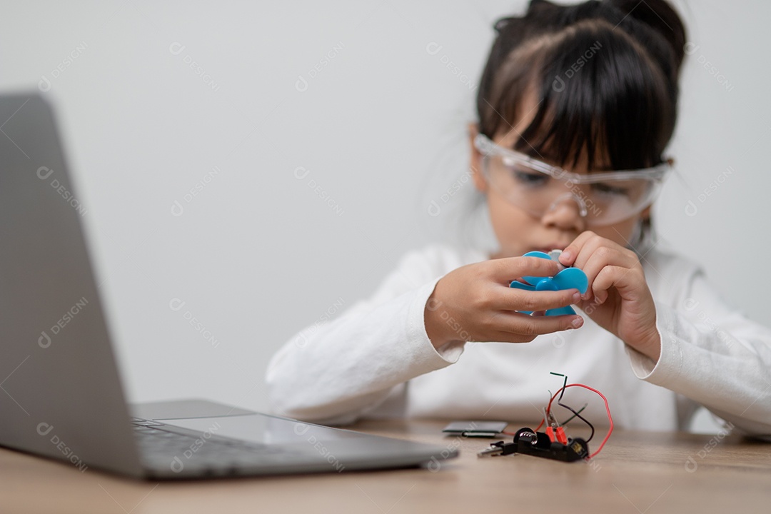 Estudantes da Ásia aprendem em casa a codificar carros robôs e eletrônicos