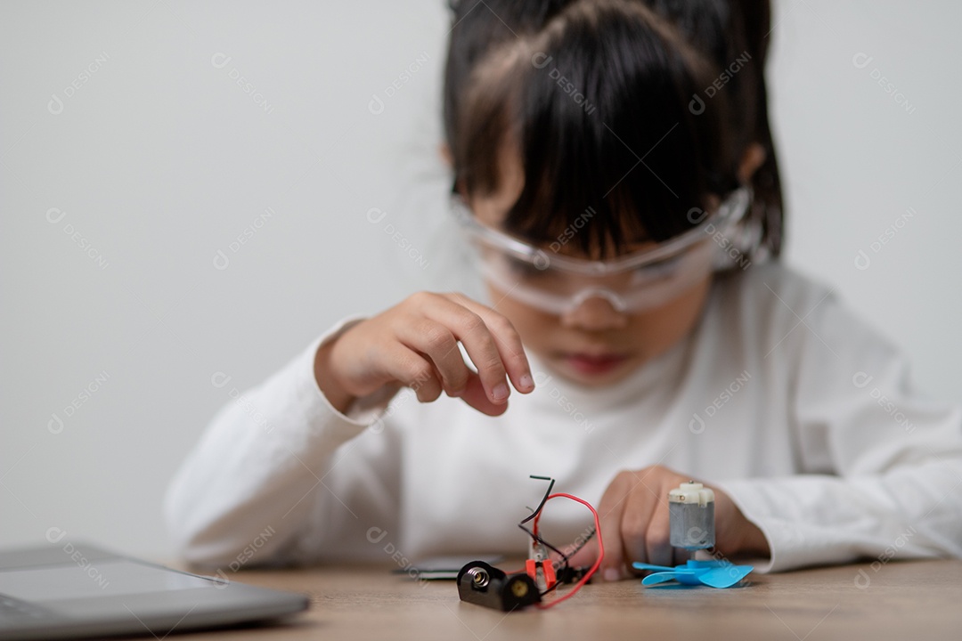 Estudantes da Ásia aprendem em casa a codificar carros robôs e eletrônicos