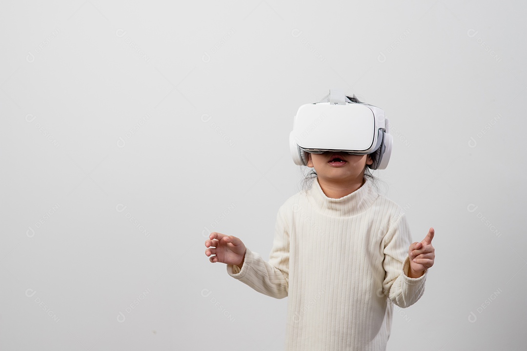 Menina asiática com fone de ouvido de realidade virtual. tecnologia de inovação