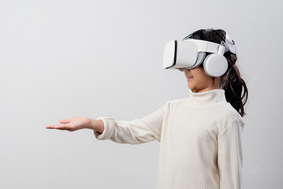 Menina asiática com fone de ouvido de realidade virtual. tecnologia de inovação