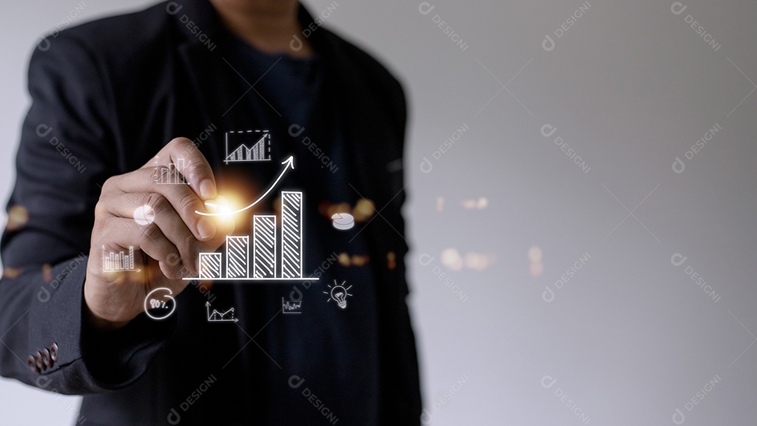 O empresário desenha uma seta de tendência crescente e um gráfico ascendente do plano ao objetivo
