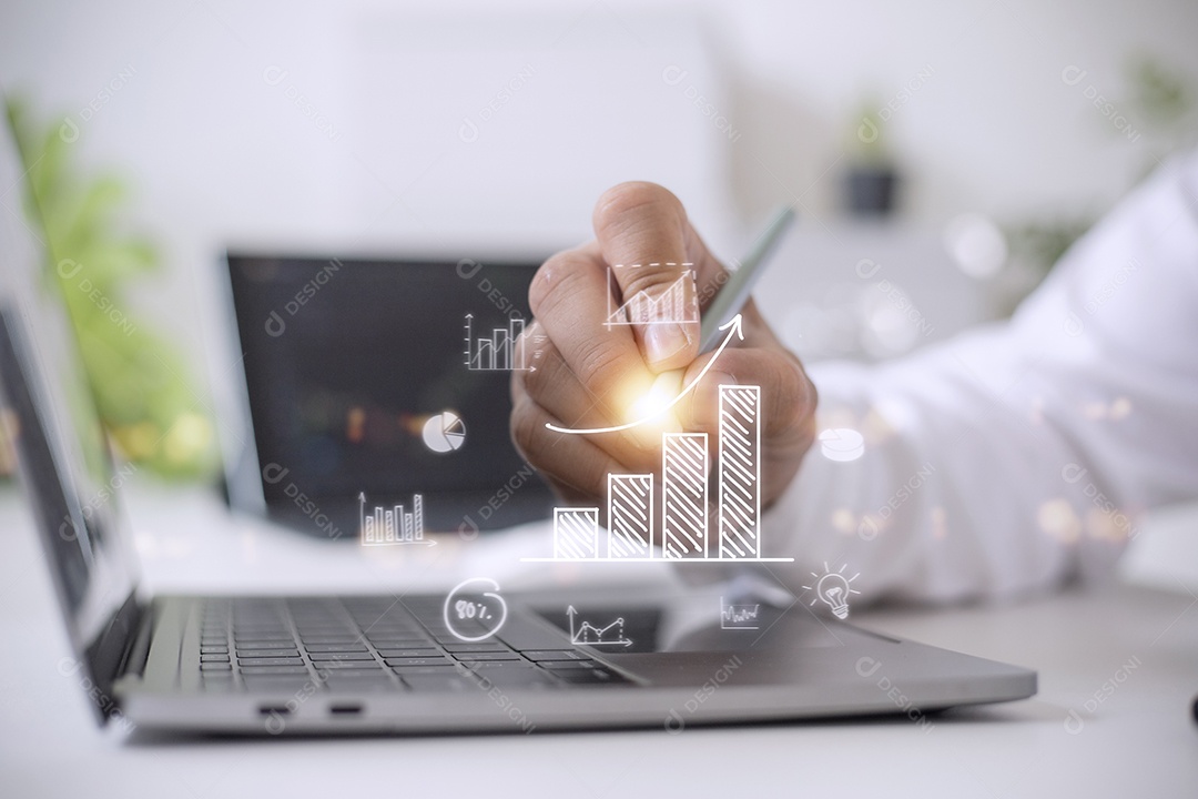 O empresário desenha uma seta de tendência crescente e um gráfico ascendente do plano ao objetivo