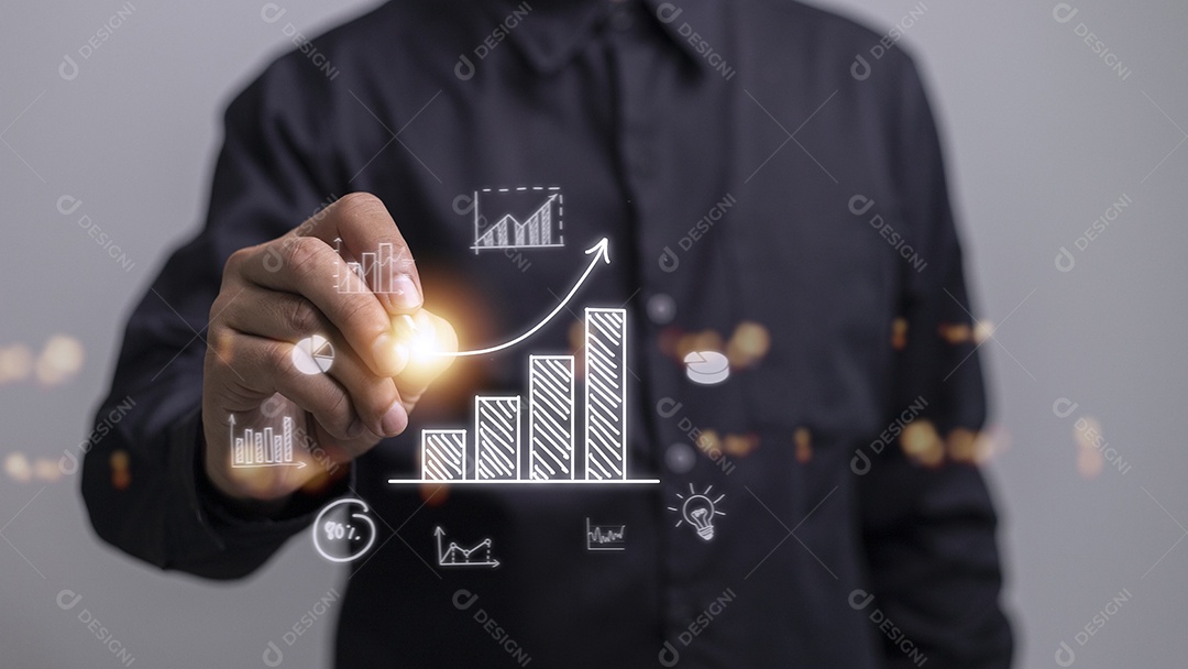 O empresário desenha uma seta de tendência crescente e um gráfico ascendente do plano ao objetivo