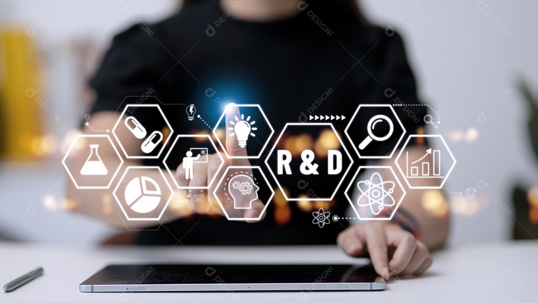 Empresário tocou no sinal de r e d.