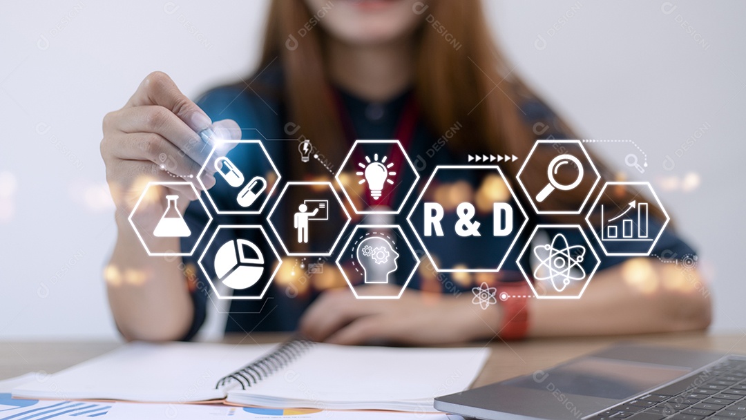 Empresária tocou no sinal de r e d.