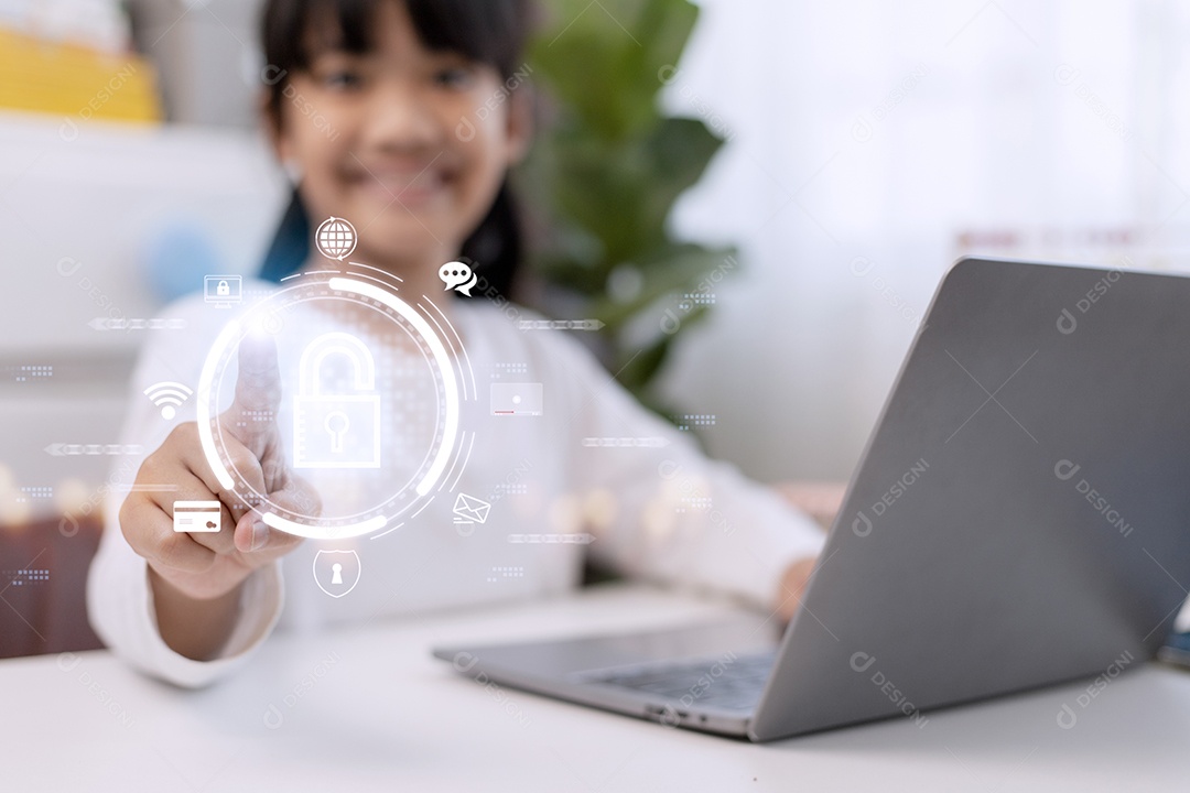 Segurança infantil on-line. Menina usando laptop em casa