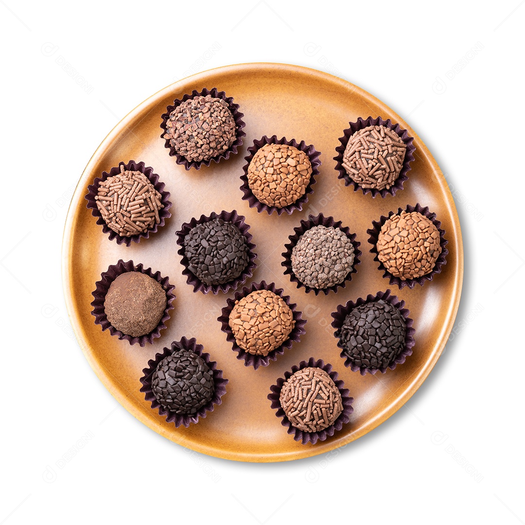 Brigadeiros brasileiros típicos, vários sabores em um prato marrom isolado sobre fundo branco.