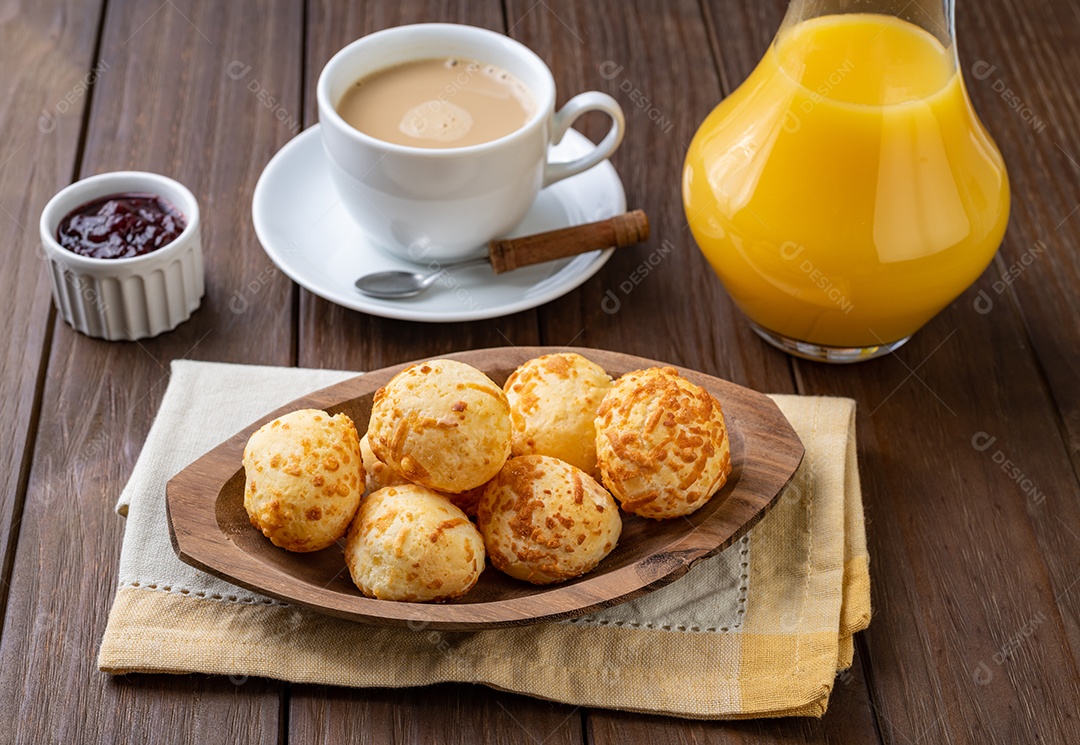 Pão de queijo brasileiro típico em um prato com café, manteiga
