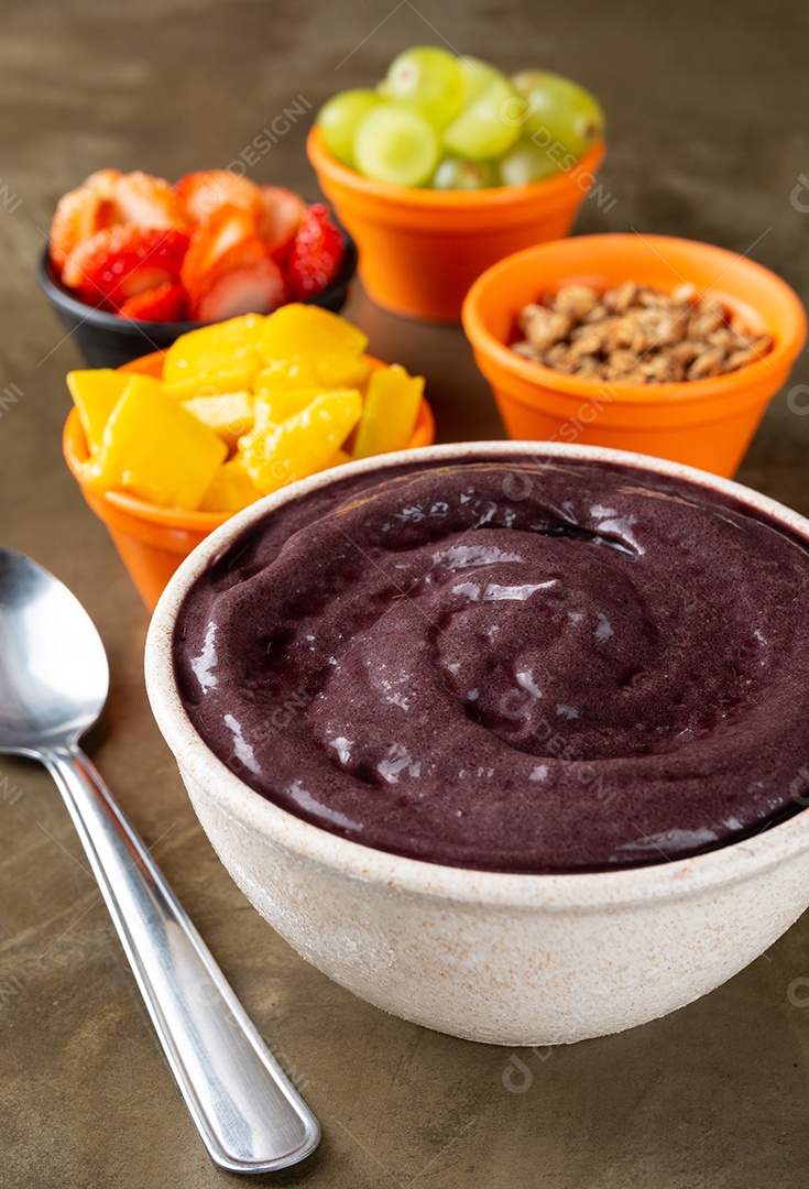 Açaí na tigela com morango, manga e uva colorido