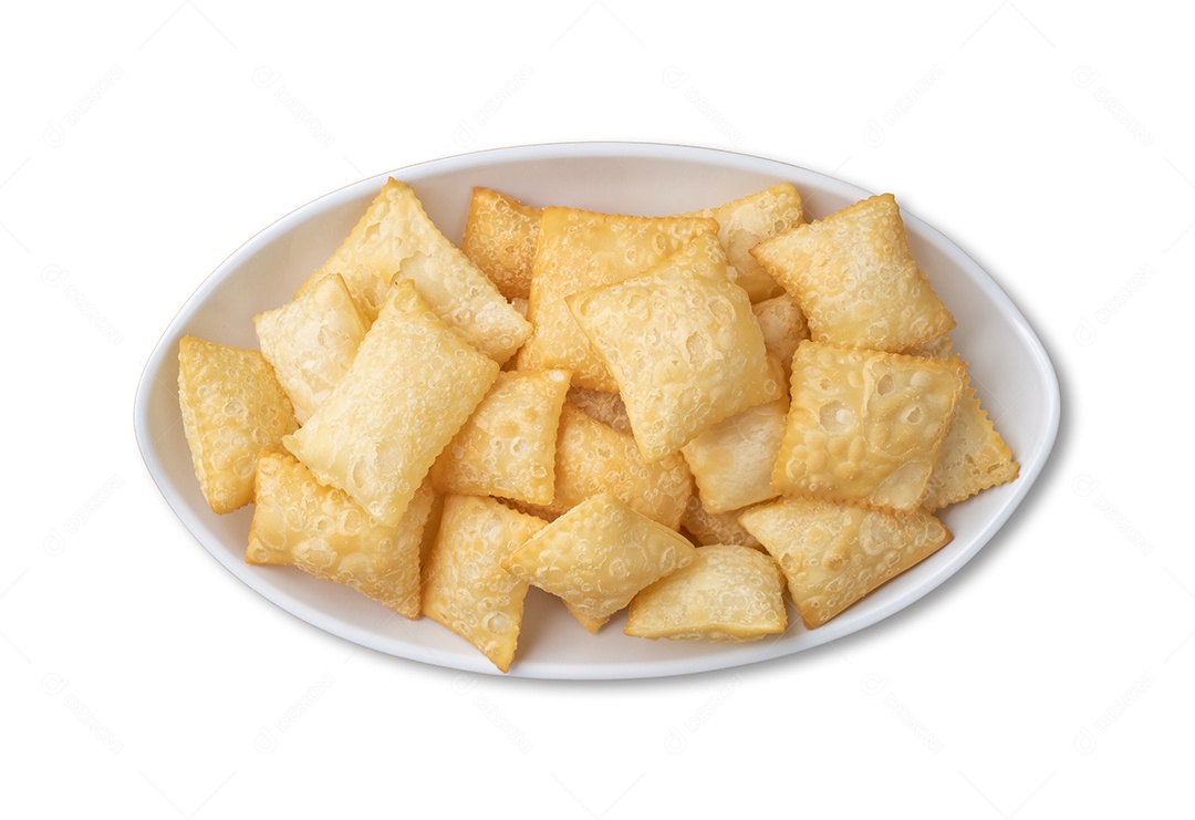 Pastel, petisco típico brasileiro isolado sobre fundo branco.