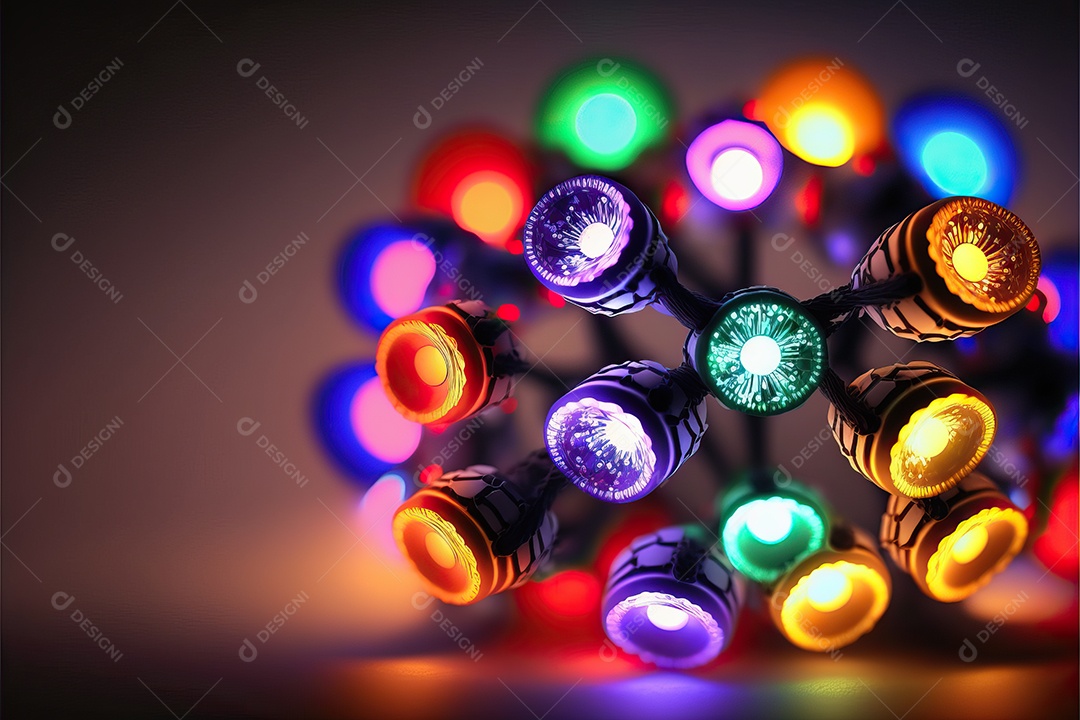 Guirlanda de luz de Natal na janela e decoração em fundo colorido com foco seletivo e fundo desfocado.