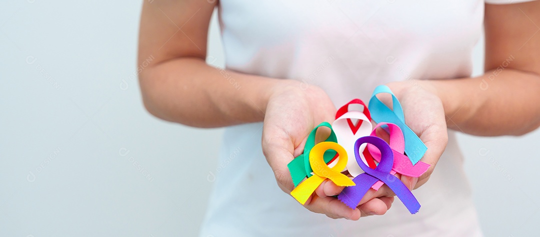 Dia mundial do câncer, 4 de fevereiro. Fitas coloridas para apoiar as pessoas que vivem e estão doentes