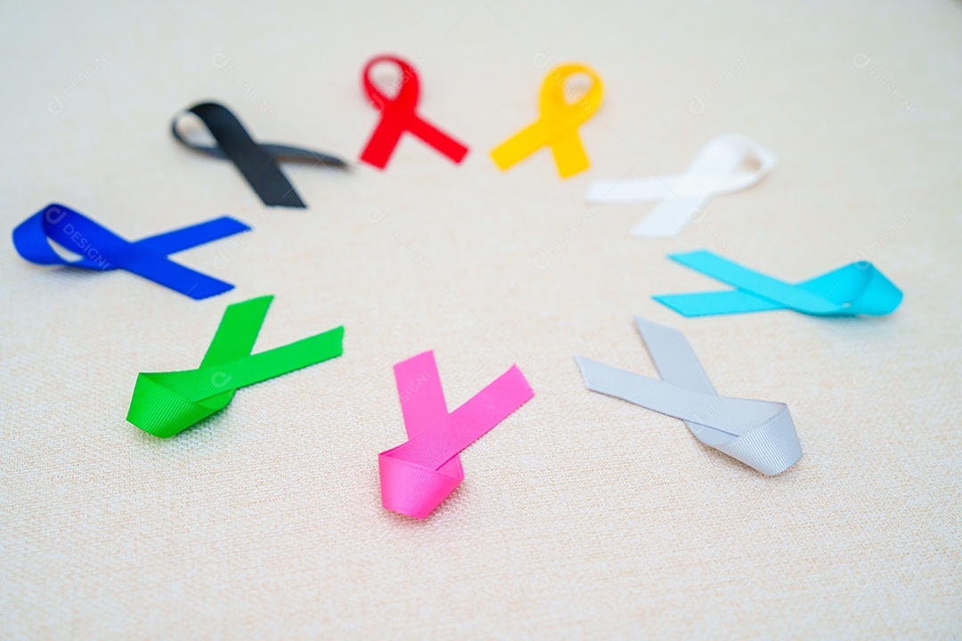 Dia mundial do câncer, 4 de fevereiro. Fitas coloridas para apoiar as pessoas que vivem e estão doentes