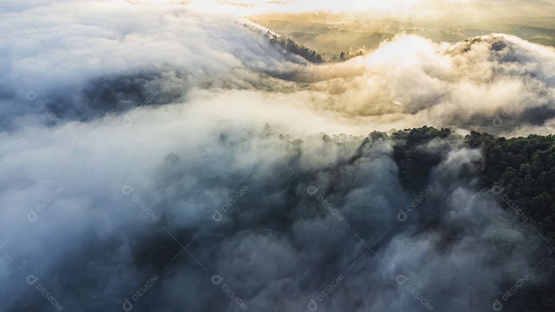 Vista aérea da paisagem Nascer do sol acima da luz dramática das nuvens