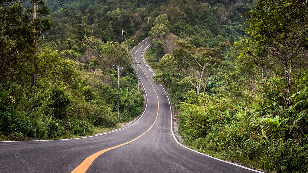 paisagem da estrada que leva à montanha