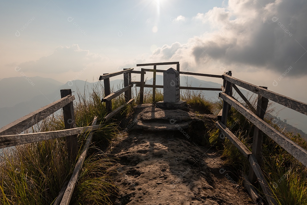 Vista da montanha Phu Chi Dao ou Phu Chee Dao em Chiang Rai