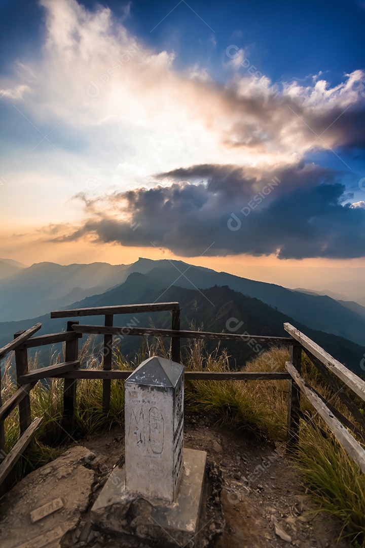 Vista da montanha Phu Chi Dao ou Phu Chee Dao em Chiang Rai