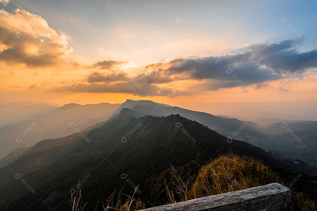 Vista da montanha Phu Chi Dao ou Phu Chee Dao em Chiang Rai