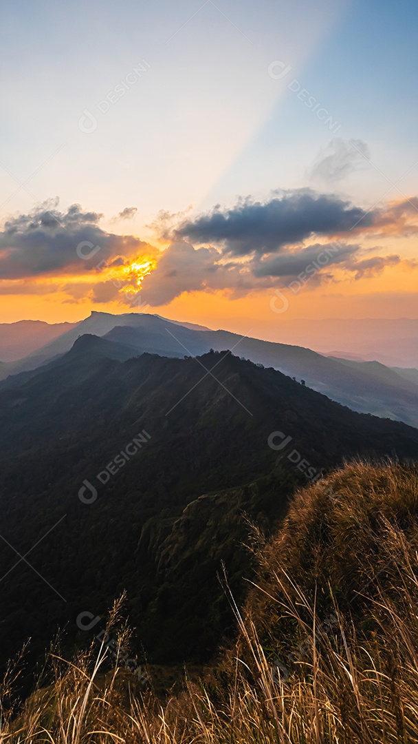 Vista da montanha Phu Chi Dao ou Phu Chee Dao em Chiang Rai