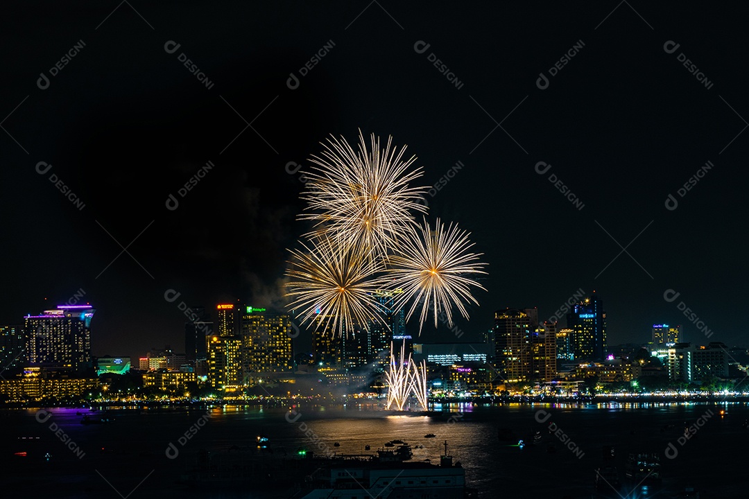 O fundo colorido abstrato do fogo de artifício ilumina o céu