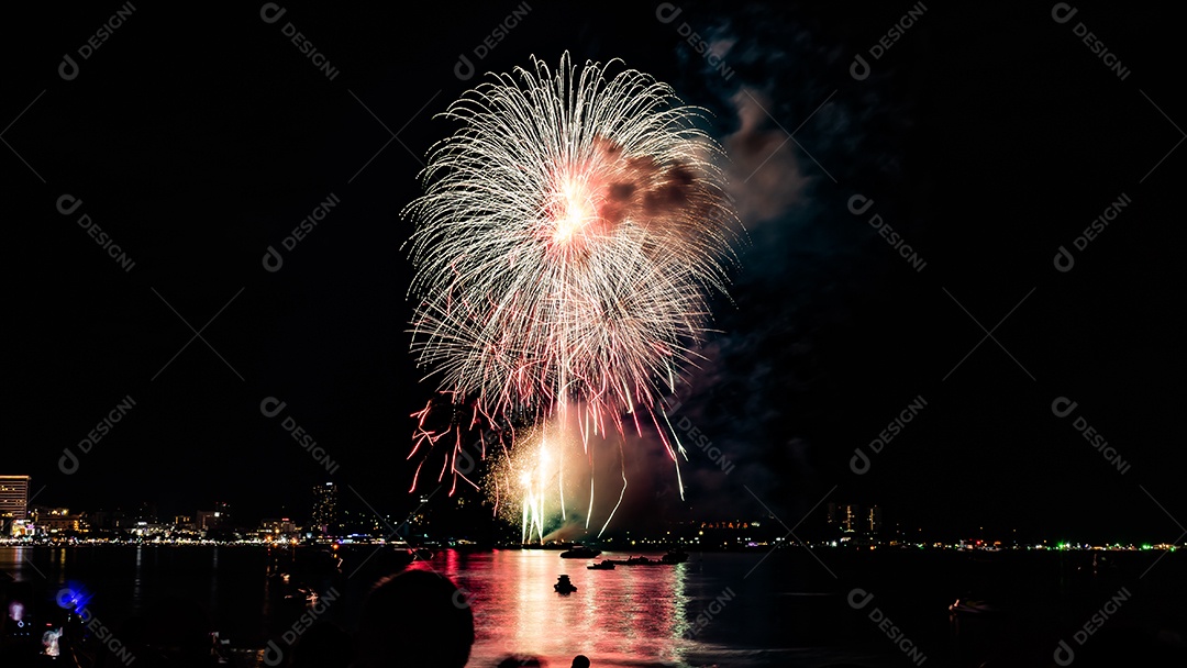 O fundo colorido abstrato do fogo de artifício ilumina o céu