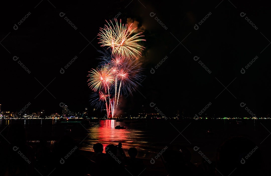 O fundo colorido abstrato do fogo de artifício ilumina o céu