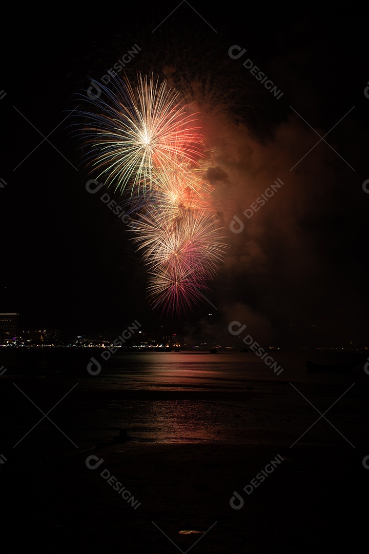 O fundo colorido abstrato do fogo de artifício ilumina o céu