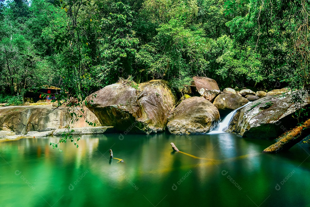 paisagem do fluxo de água esmeralda