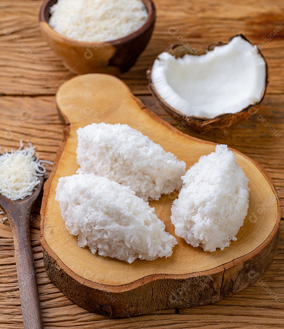 Cocada, doce de coco latino-americano tradicional com coco ralado.