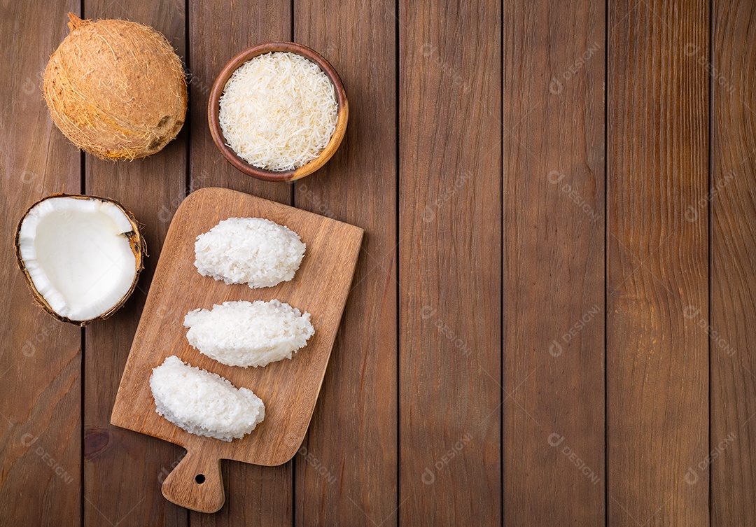 Cocada, doce de coco latino-americano tradicional com coco ralado.