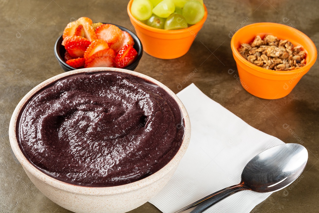 Açaí na tigela com morango, manga e uva colorido
