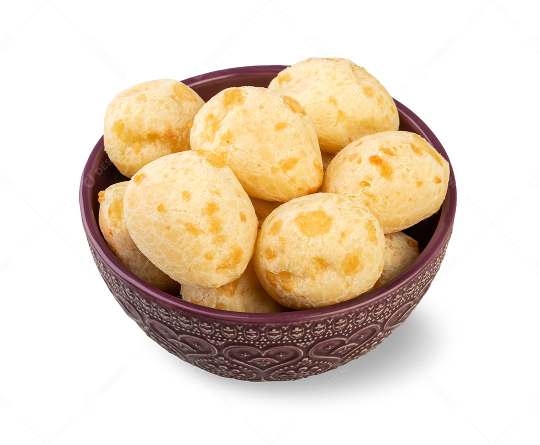 Pão de queijo brasileiro típico em um prato com café, manteiga