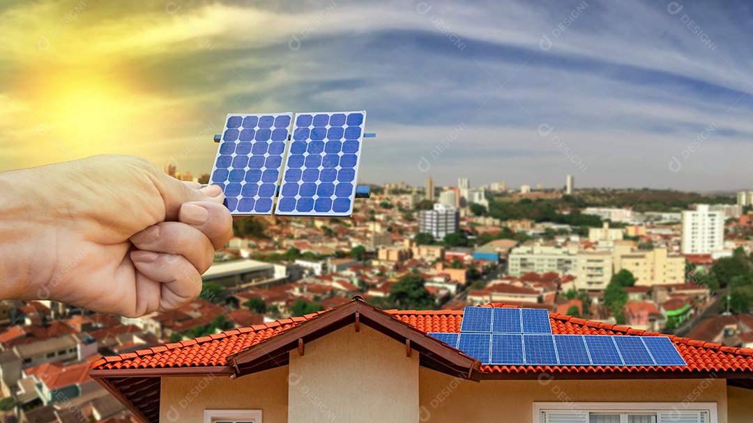 Segurando o painel solar na frente de uma instalação de casa fotovoltaica. Usina de energia solar em dia ensolarado.