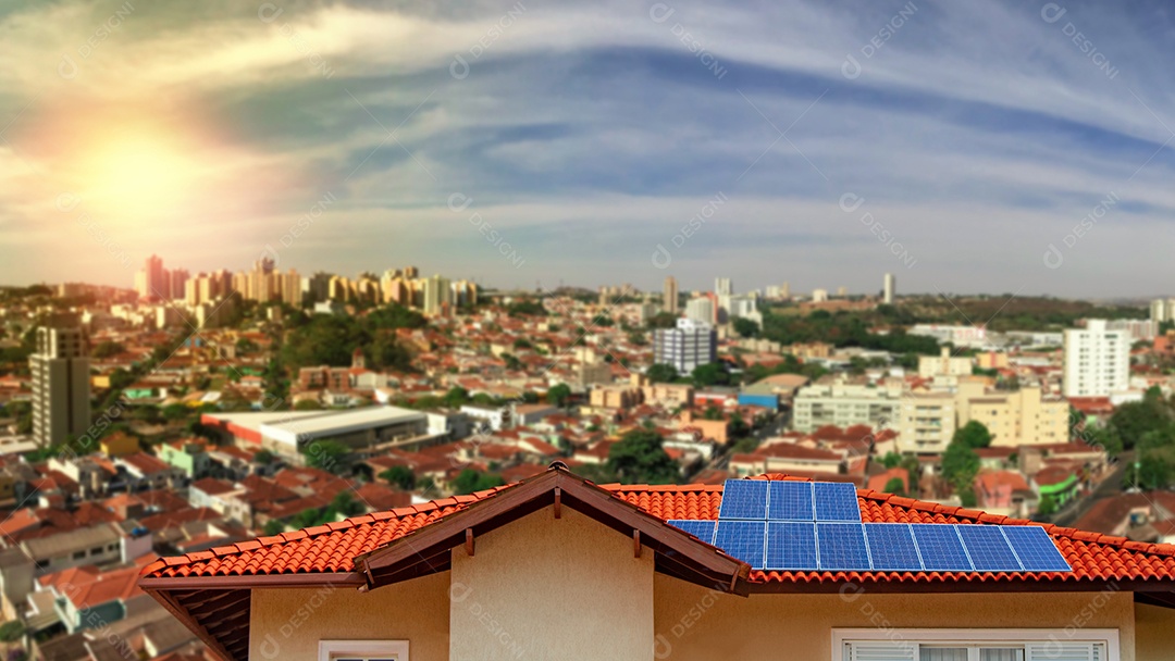 Usina Fotovoltaica no telhado da casa em Sunny Day - Instalação de Energia Solar, Recursos Sustentáveis