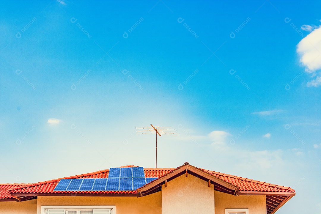 Painel solar fotovoltaico em um telhado no suset. Imagem de conceito de empresa de casa de energia solar.
