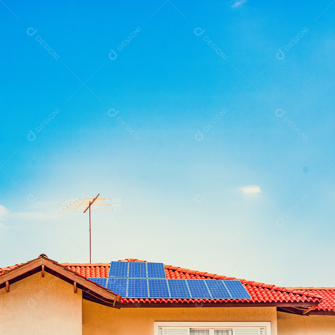 Painel solar fotovoltaico em um telhado no suset. Imagem de conceito de empresa de casa de energia solar.