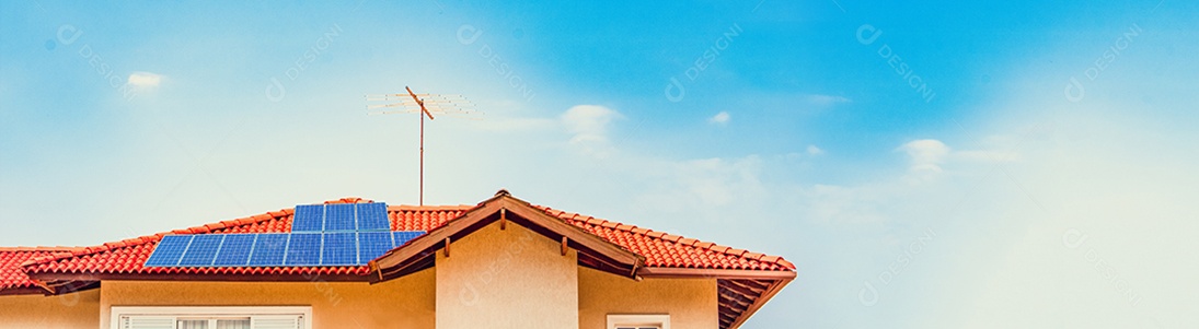 Painel solar fotovoltaico em um telhado no suset. Imagem de conceito de empresa de casa de energia solar.