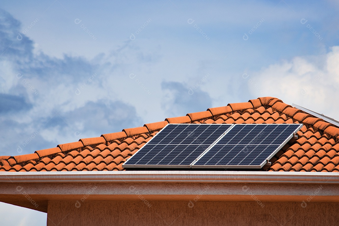 Painel solar fotovoltaico em um telhado no suset. Imagem de conceito de empresa de casa de energia solar.