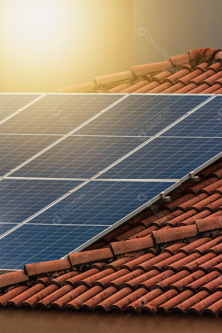 Painel solar fotovoltaico em um telhado no suset. Imagem de conceito de empresa de casa de energia solar.