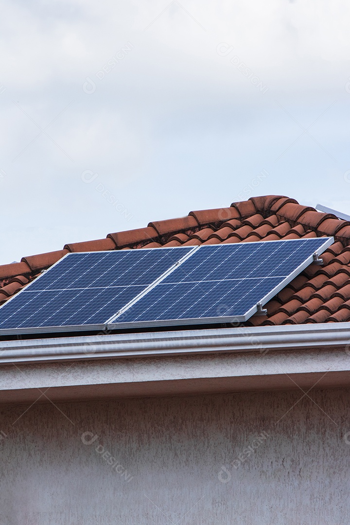 Painel solar fotovoltaico em um telhado no suset. Imagem de conceito de empresa de casa de energia solar.