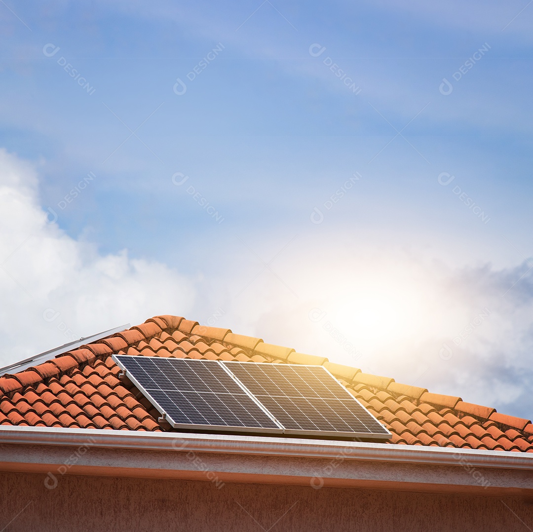 Painel solar fotovoltaico em um telhado no suset. Imagem de conceito de empresa de casa de energia solar.