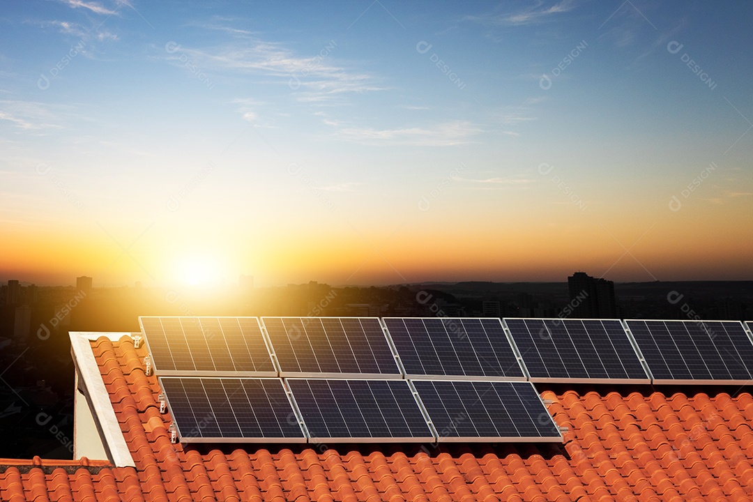 Painéis solares na casa de telhado vermelho em um dia ensolarado e nublado. Instalação de Energia Solar Fotovoltaica.
