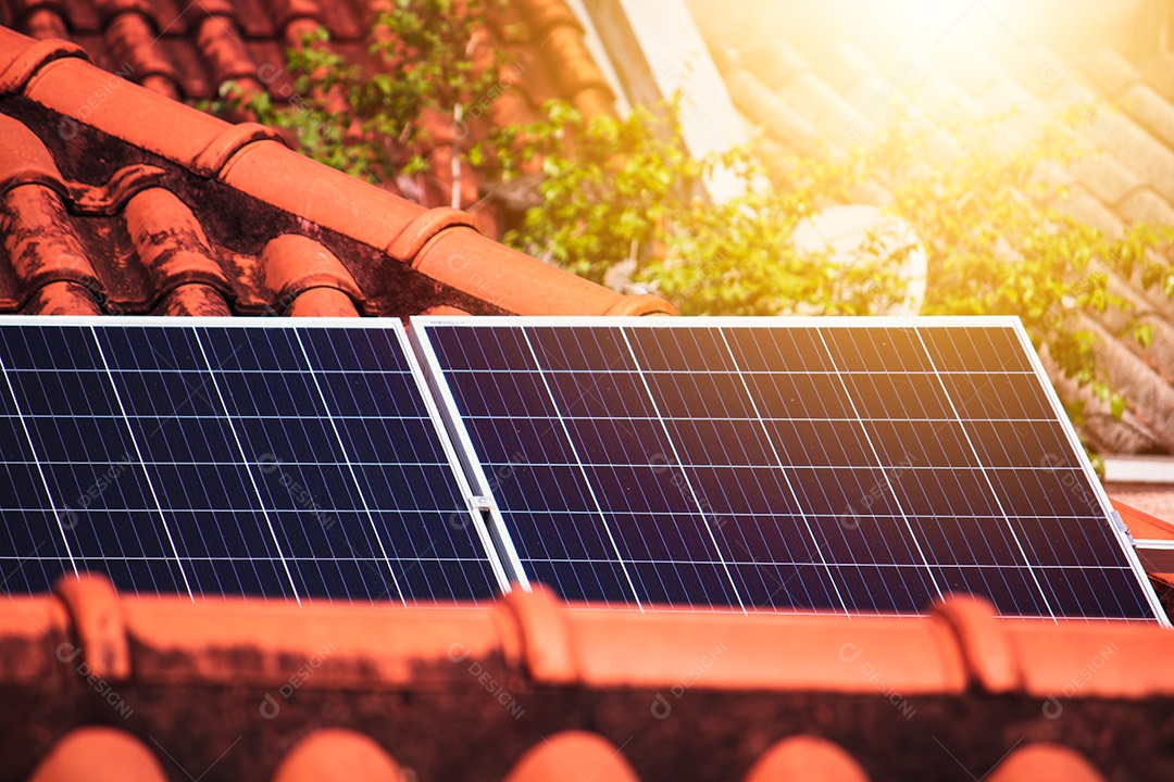 Painéis solares na casa de telhado vermelho em um dia ensolarado e nublado. Instalação de Energia Solar Fotovoltaica.