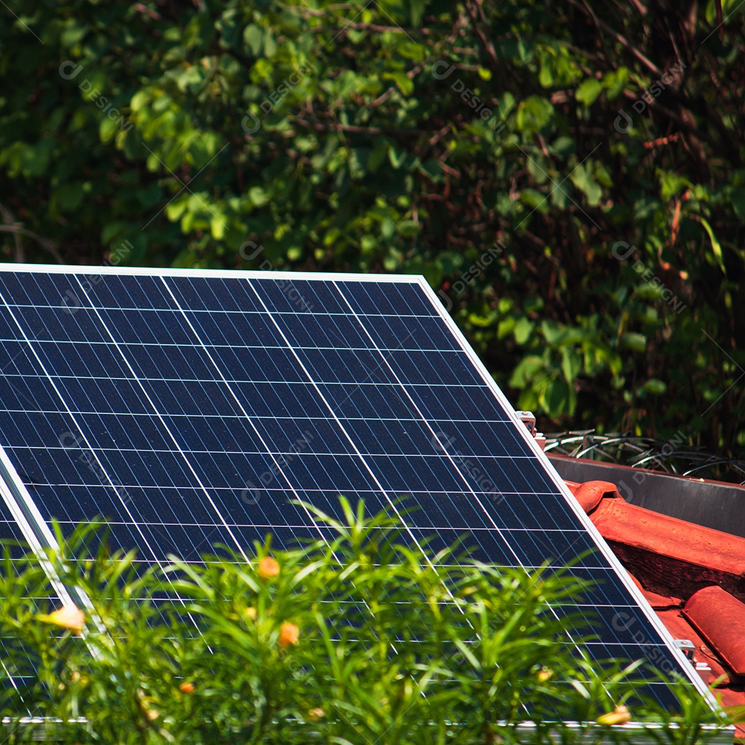 Painéis solares na casa de telhado vermelho em um dia ensolarado e nublado. Instalação de Energia Solar Fotovoltaica.
