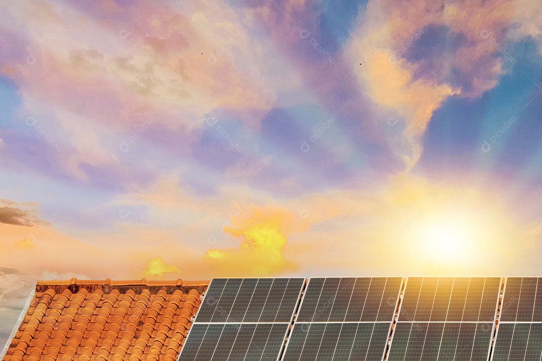 Painéis solares na casa de telhado vermelho em um dia ensolarado e nublado. Instalação de Energia Solar Fotovoltaica.