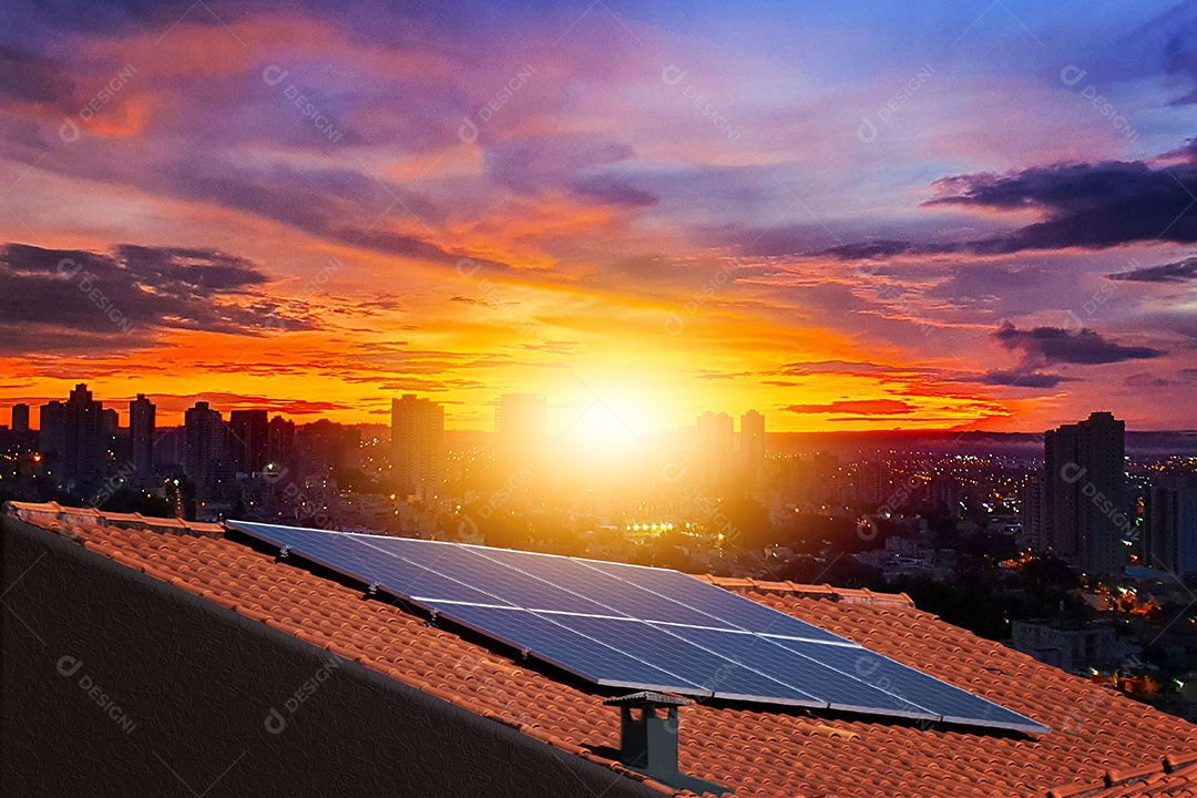Painéis solares na casa de telhado vermelho em um dia ensolarado e nublado. Instalação de Energia Solar Fotovoltaica.