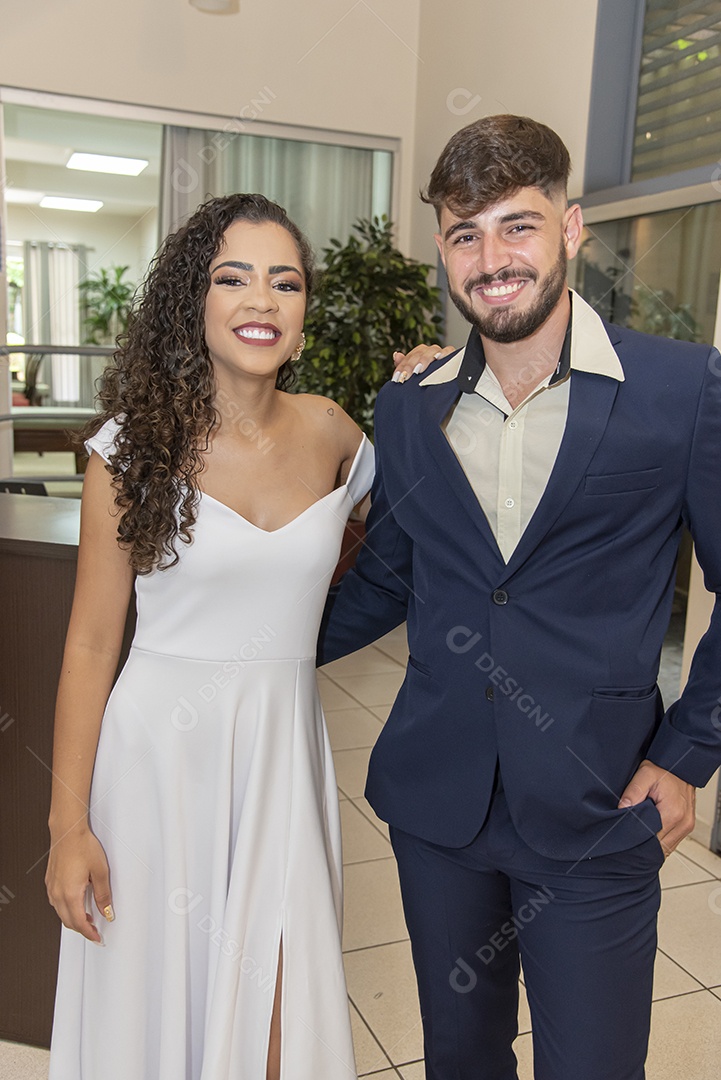 Casal entrando na igreja para casar felizes e sorridente