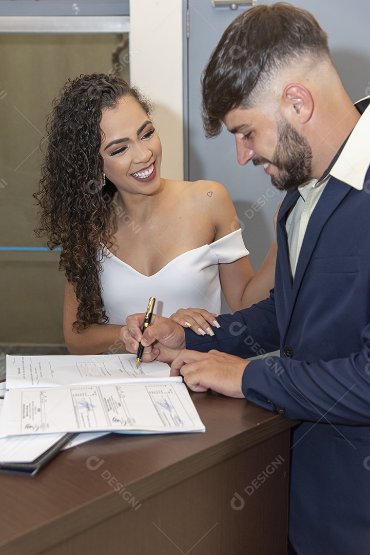 Casal assinando contrato de casamento