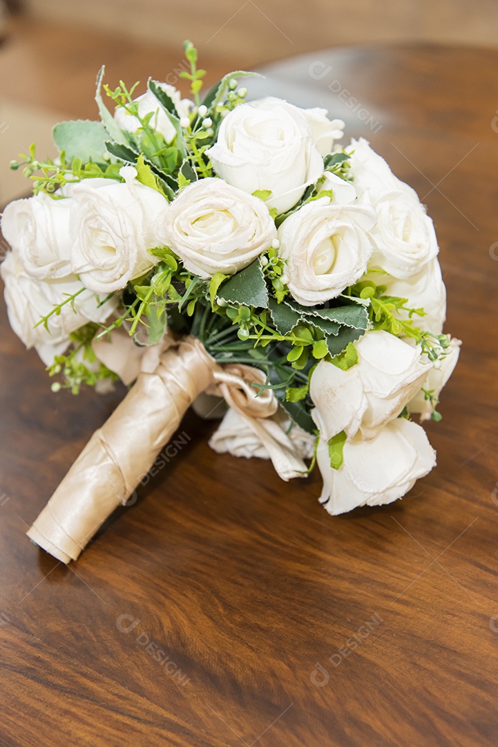 Buquê de flores sobre uma mesa de igreja casamento